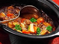 Рецепта Кавърма със свинско месо, моркови, гъби, доматен сос и лук в гювеч